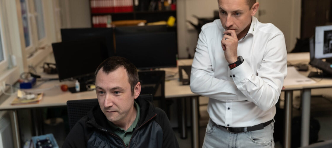 Zwei Mitarbeiter, die auf einen Bildschirm schauen